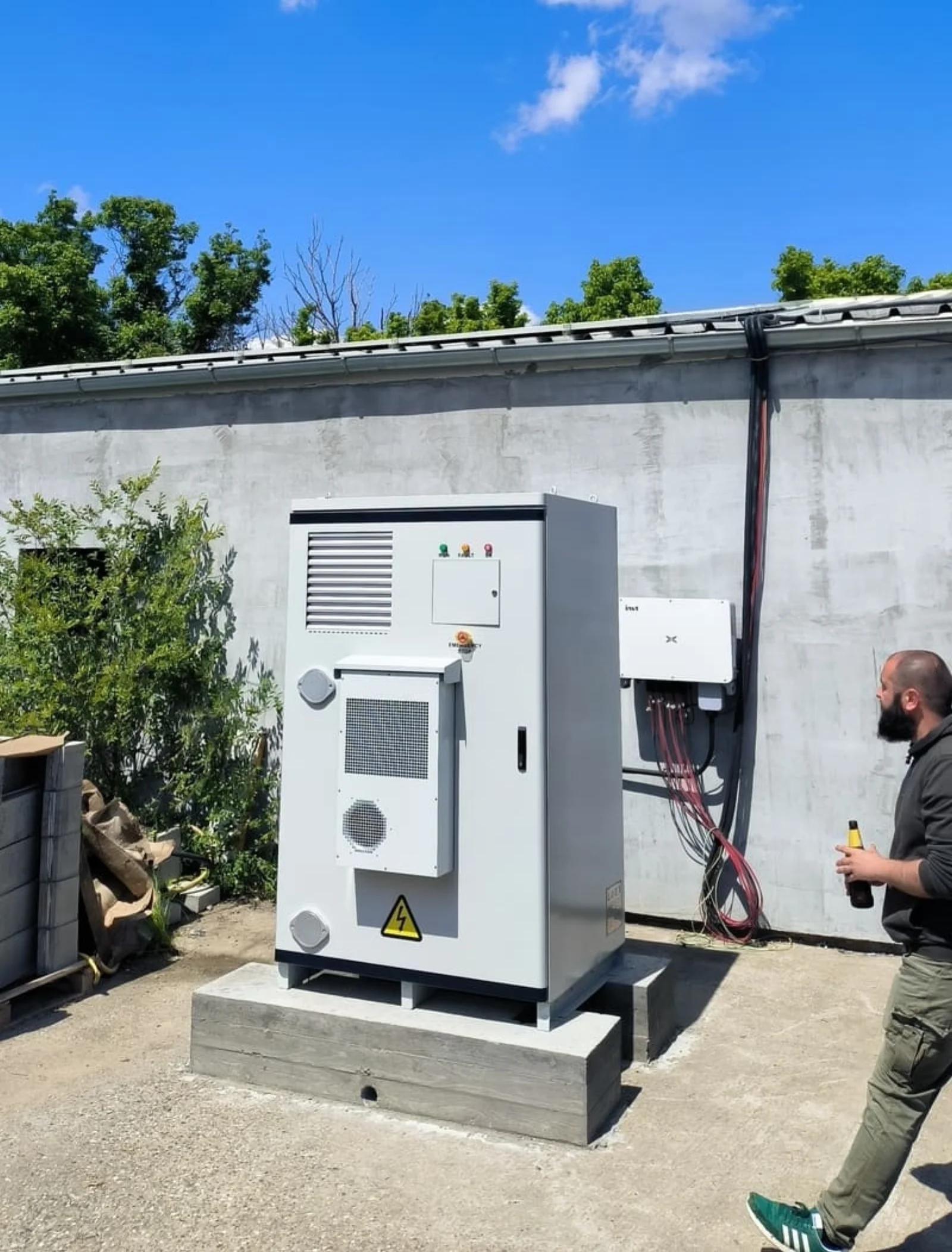 Hua Power HC129P 60kW/129kWh energy storage cabinet installed outdoors at the Kula farm